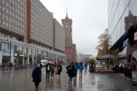 Rathausstraße mit den RathausPassagen (links) und dem Roten Rathaus