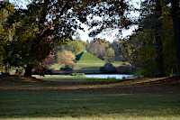 Branitzer Park mit Blick auf die Landpyramide.